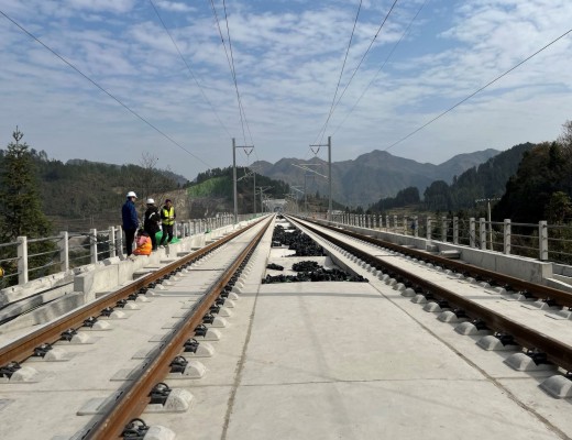 贵南客运专线铁路爆破施工对周边建筑物影响_露天爆破